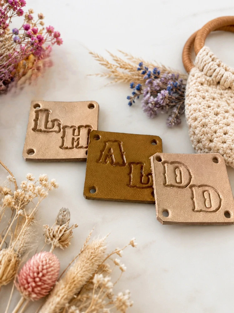 Kožený štítek pro váš monogram