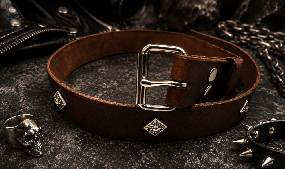 Kožený opasek 3 cm koňak klasický - pyramida zdobená