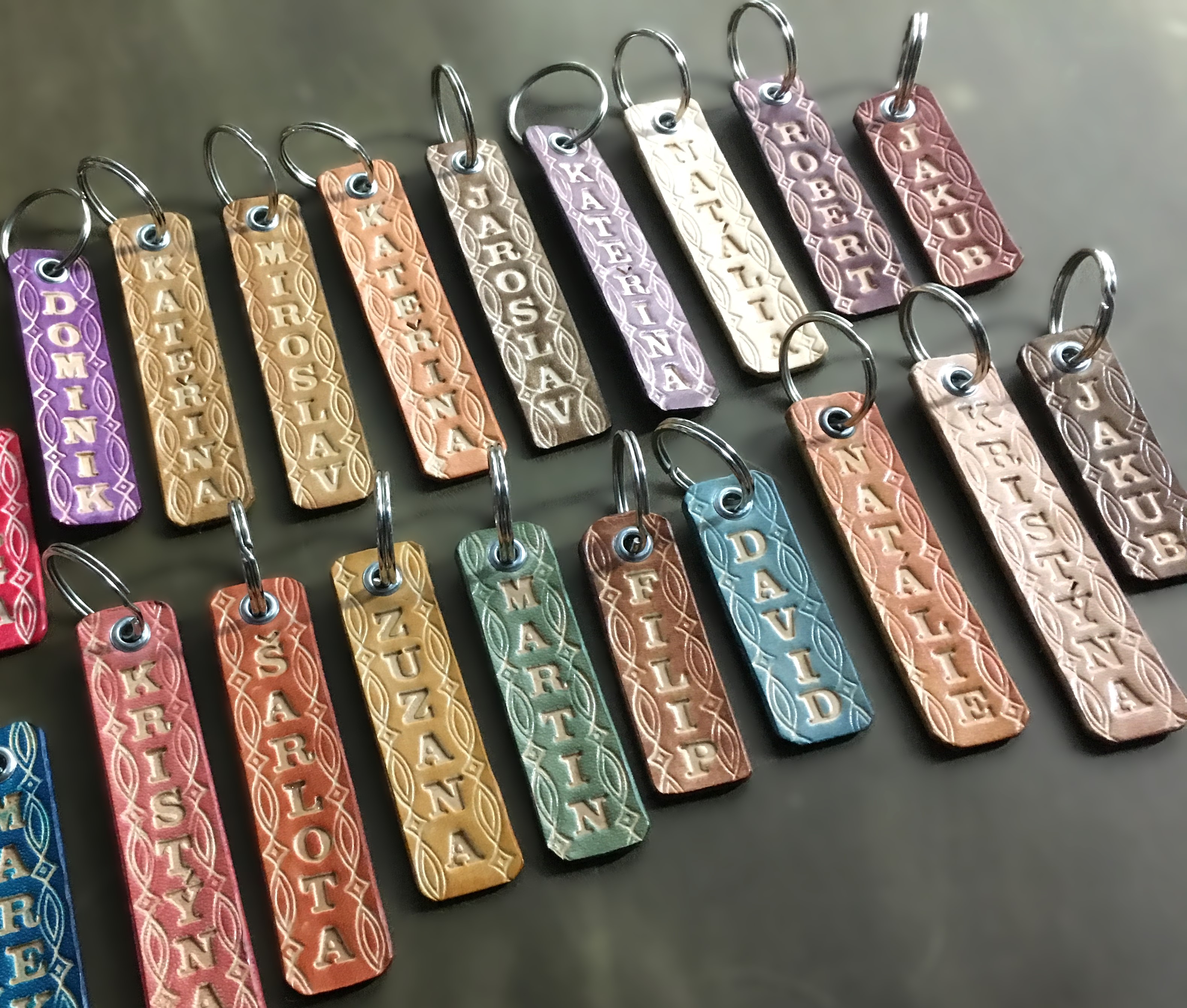 Kožený ZDOBENÝ přívěsek, klíčenka se jménem.