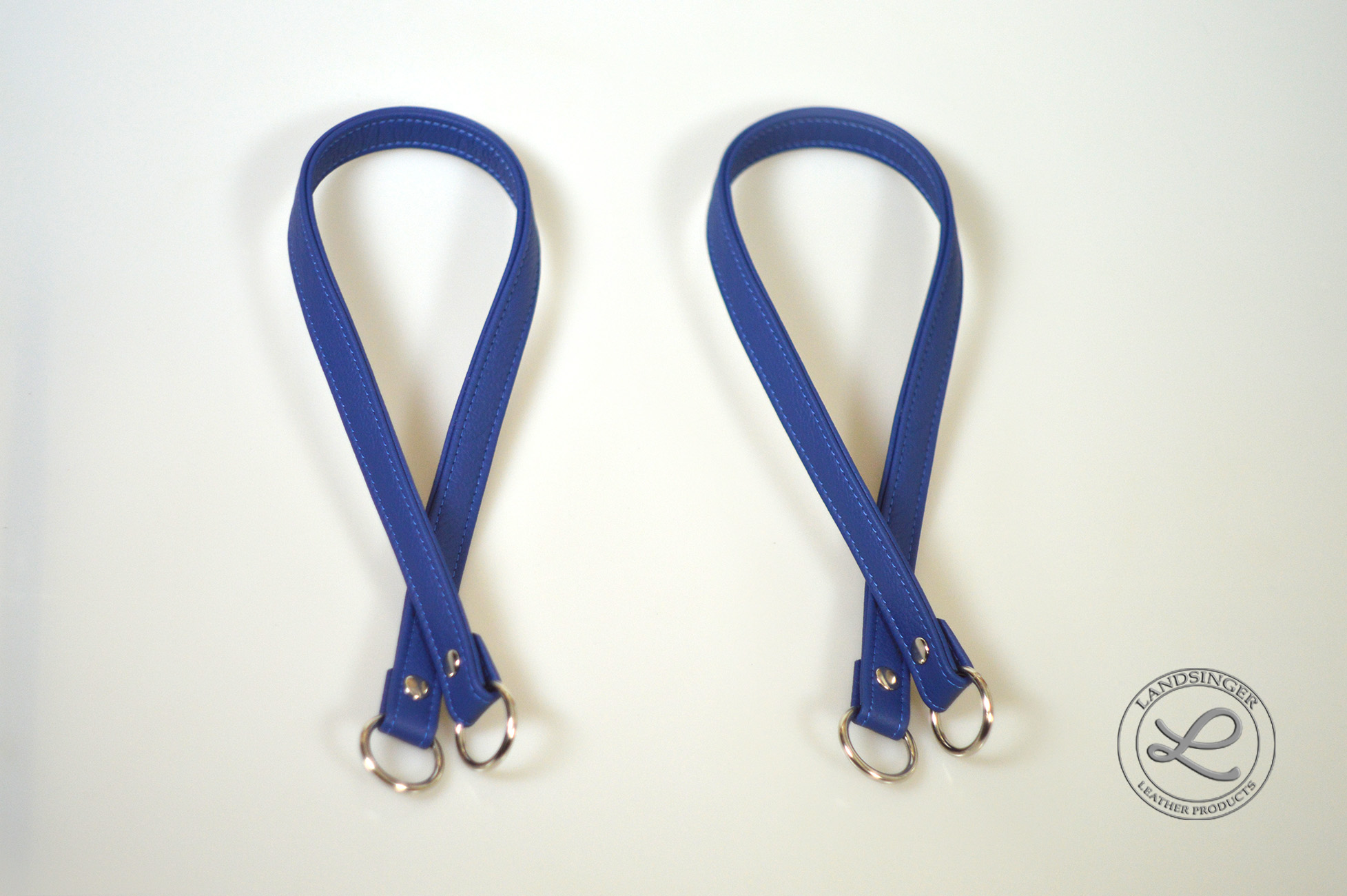 Kožená ucha modrá "LAHTON" s kroužkem na kabelku. 