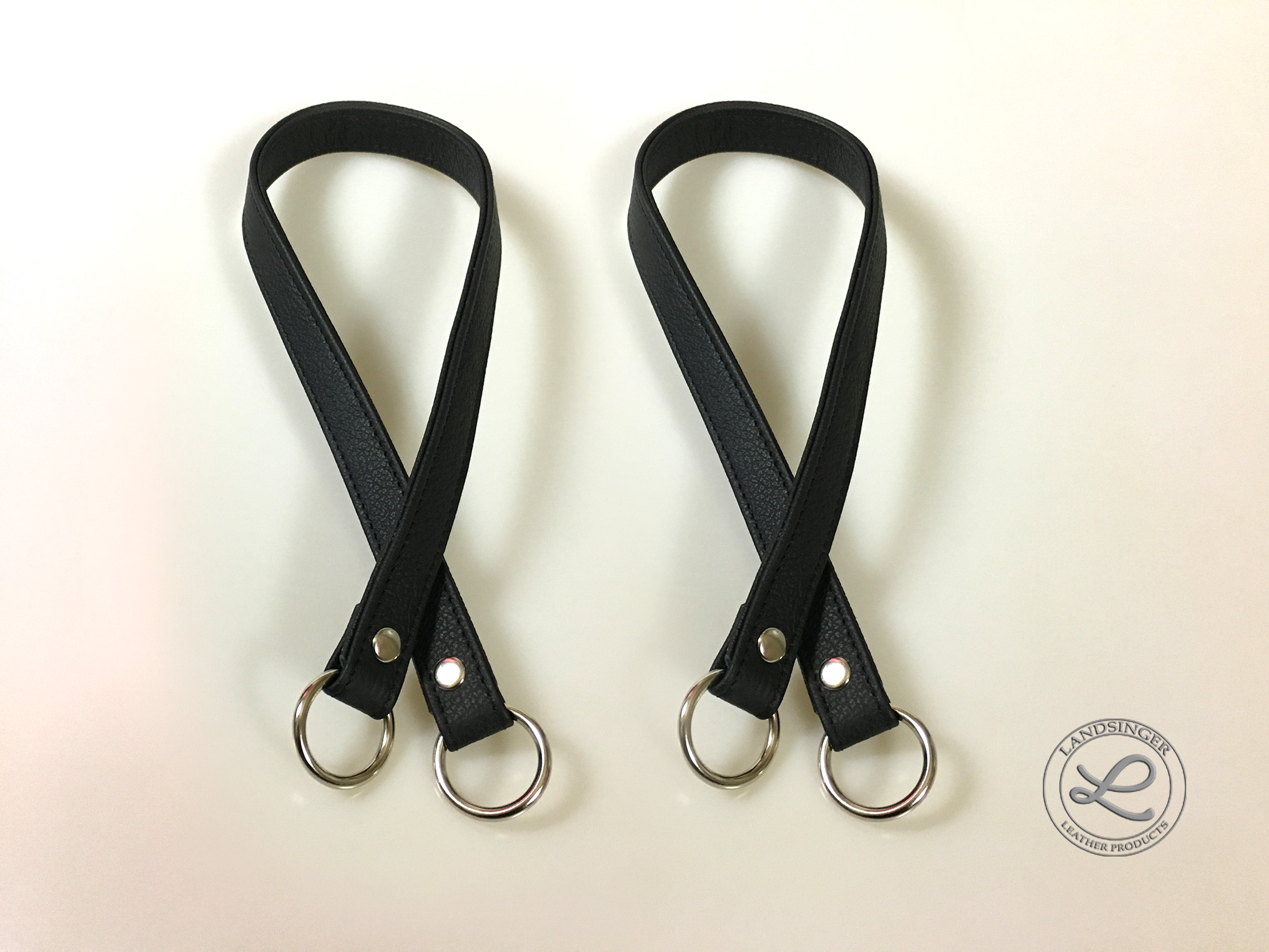 Kožená ucha černá "LAHTON" s kroužkem na kabelku.