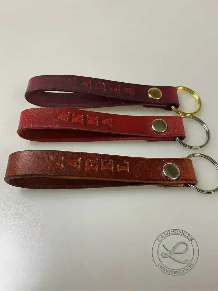 Kožená klíčenka se jménem dle přání.