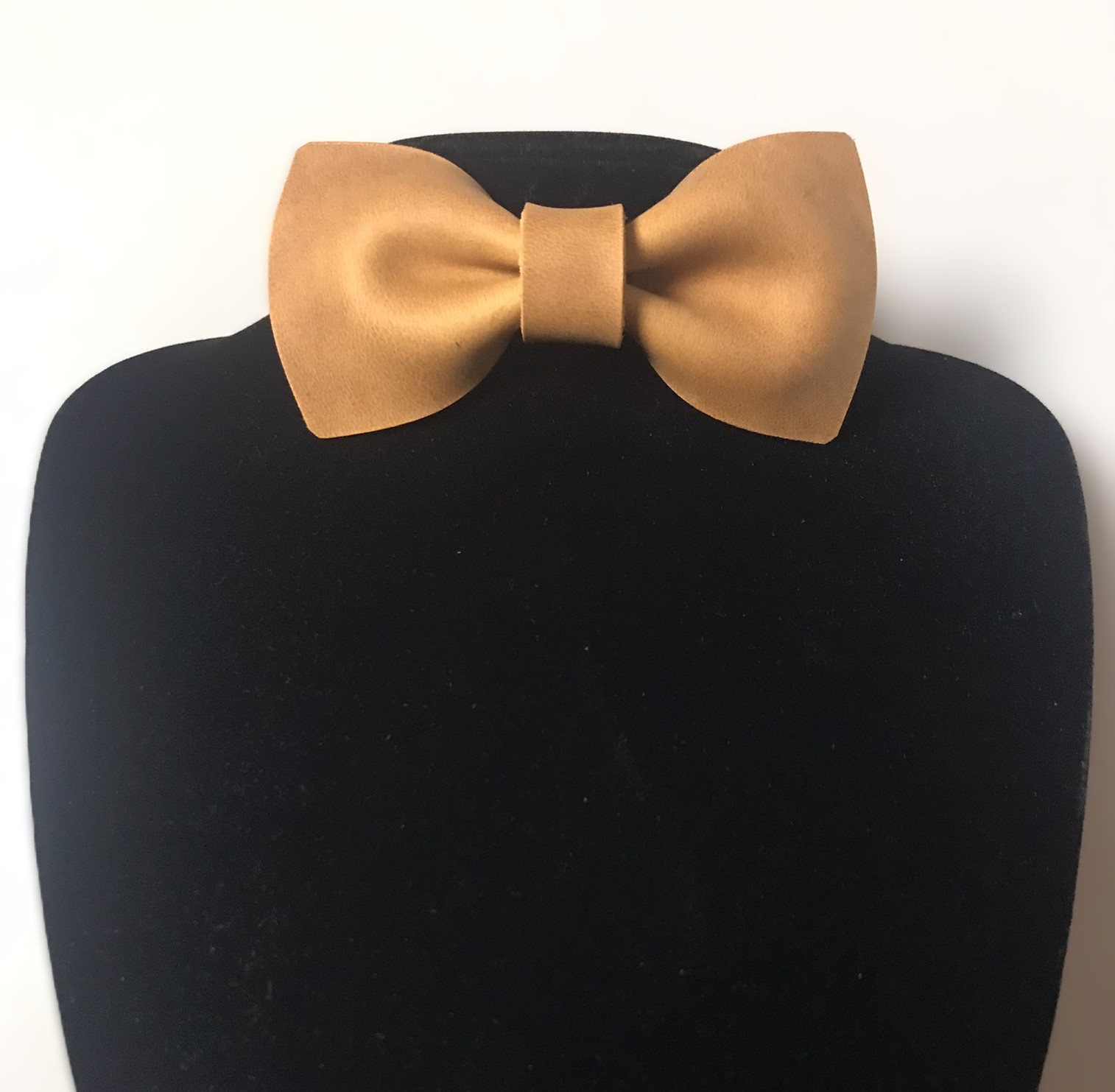 Kožený motýlek béžový