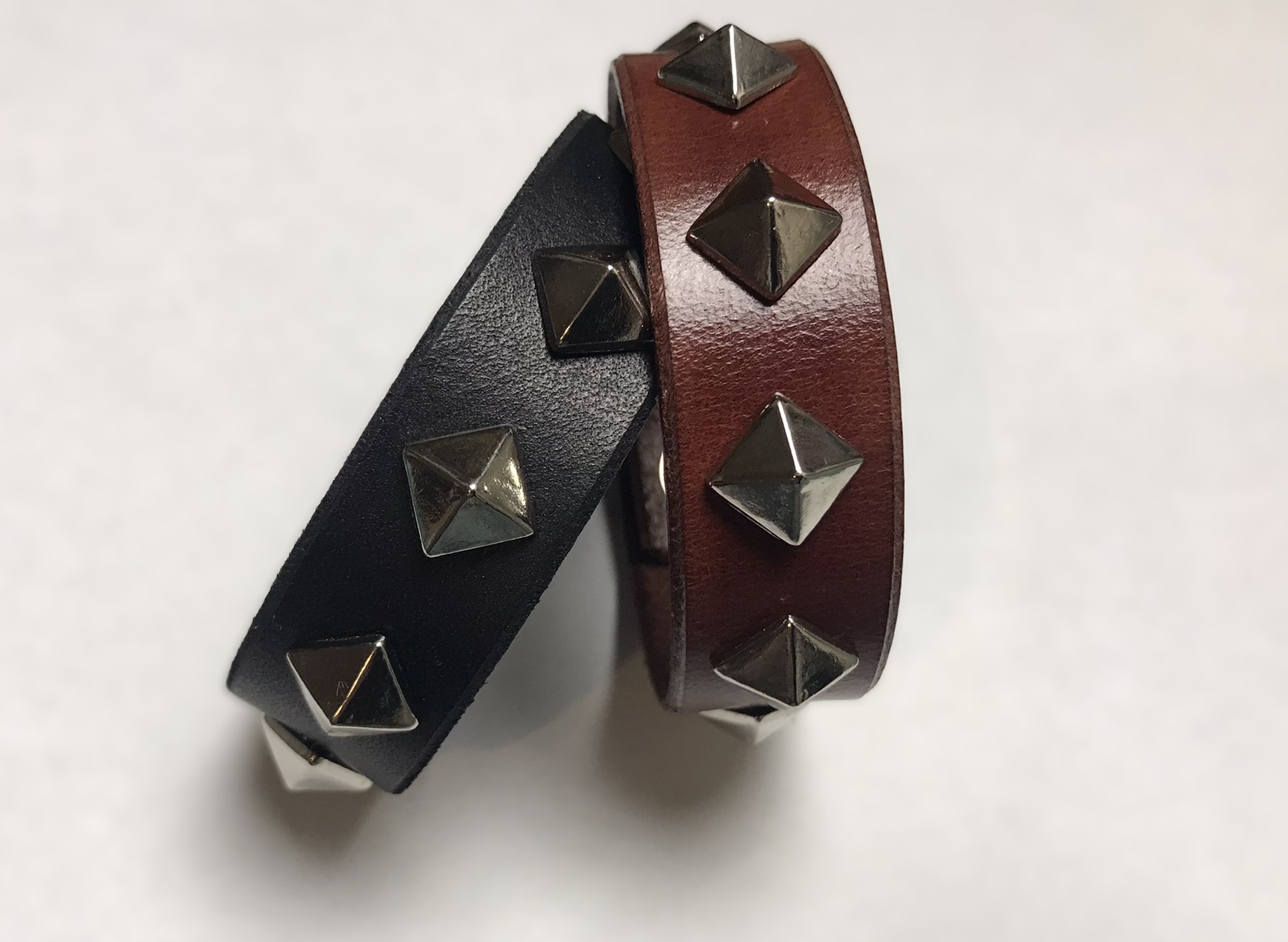 Kožený náramek - pyramida
