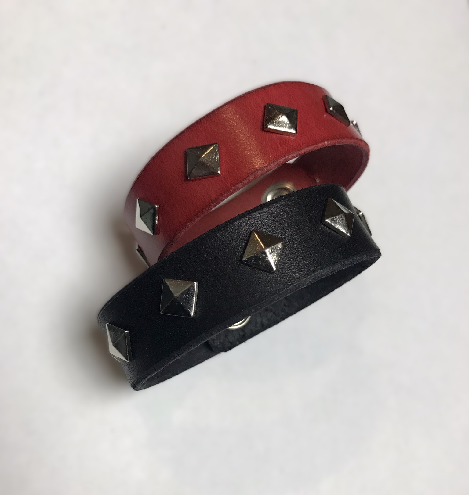 Kožený náramek malá pyramida 