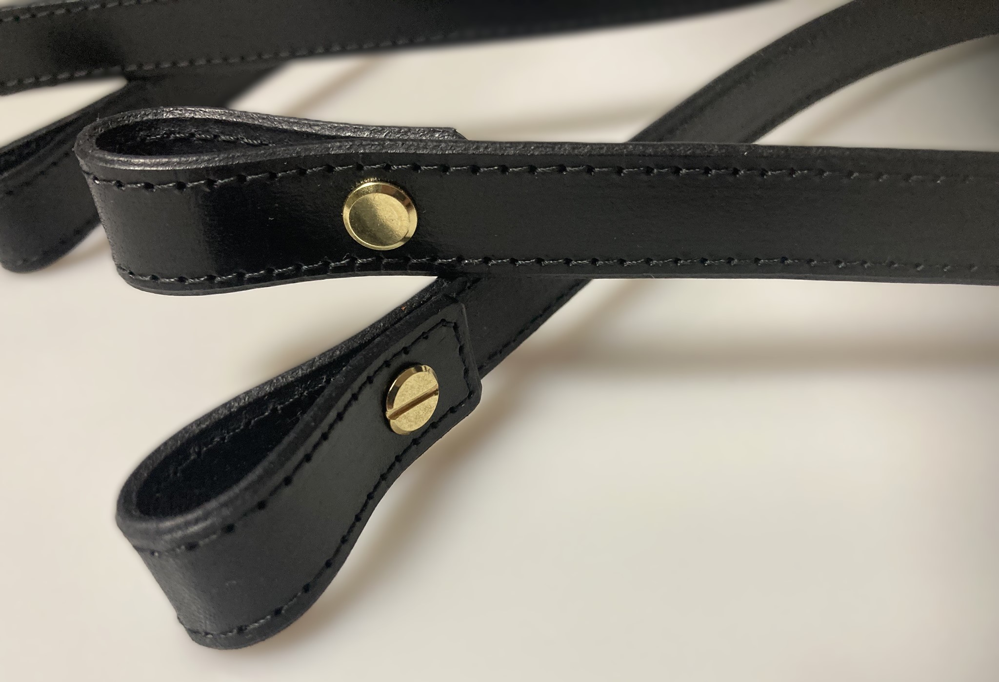 Kožená šroubovací ucha prošitá