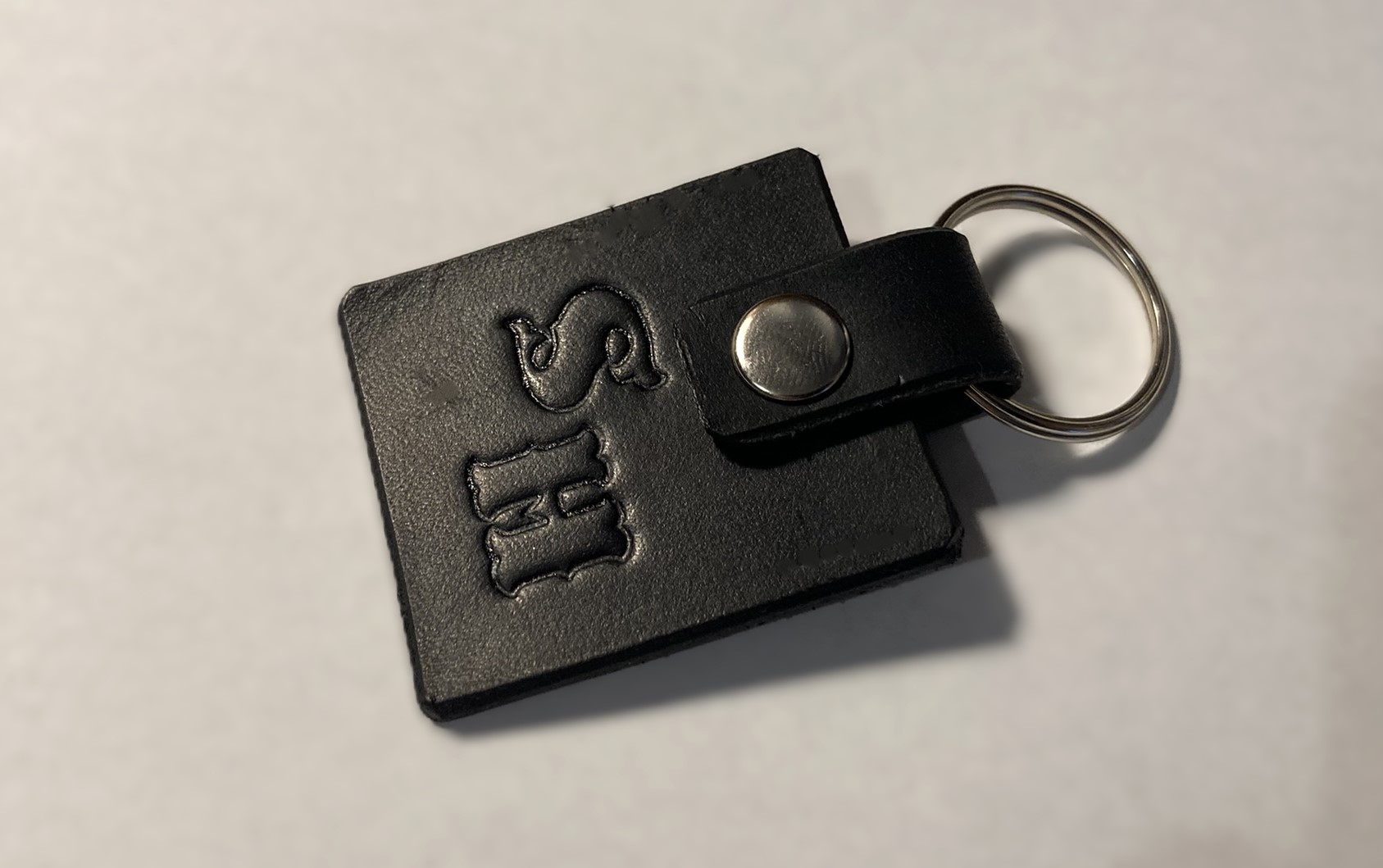 Kožená klíčenka s monogramem 