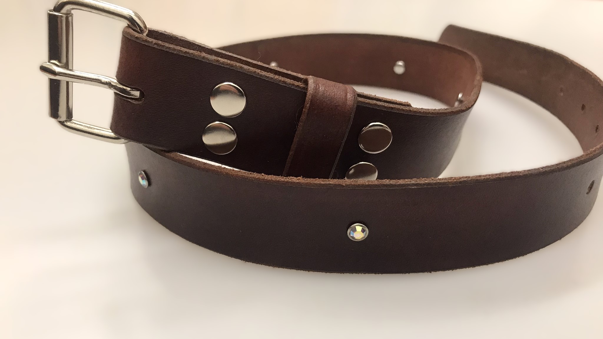 Kožený DÁMSKÝ opasek 3 cm koňak klasický - duhová ozdoba