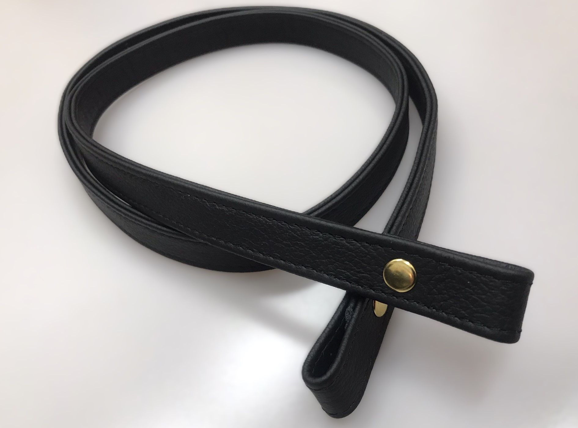 Kožený popruh černý "LAHTON" zakončený na šroubovací nýt