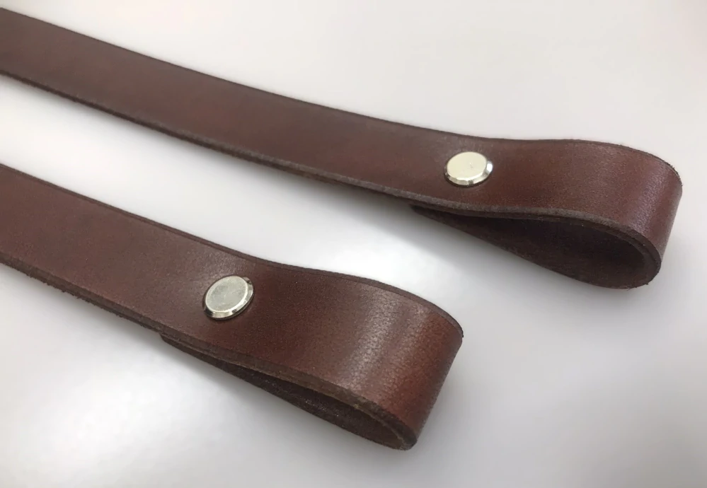 Kožená šroubovací ucha na kabelku - koňak