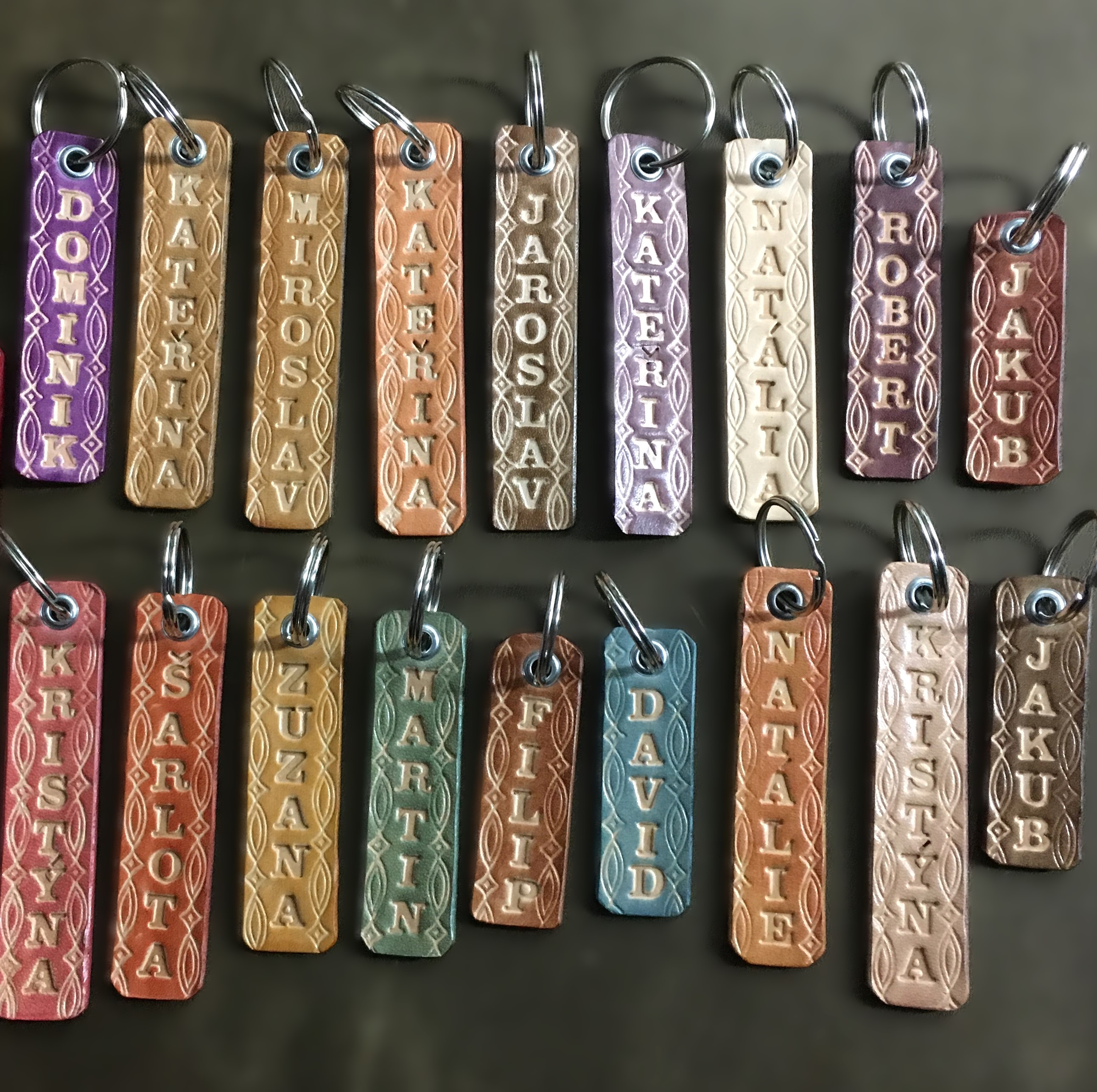 Kožený ZDOBENÝ přívěsek, klíčenka se jménem.