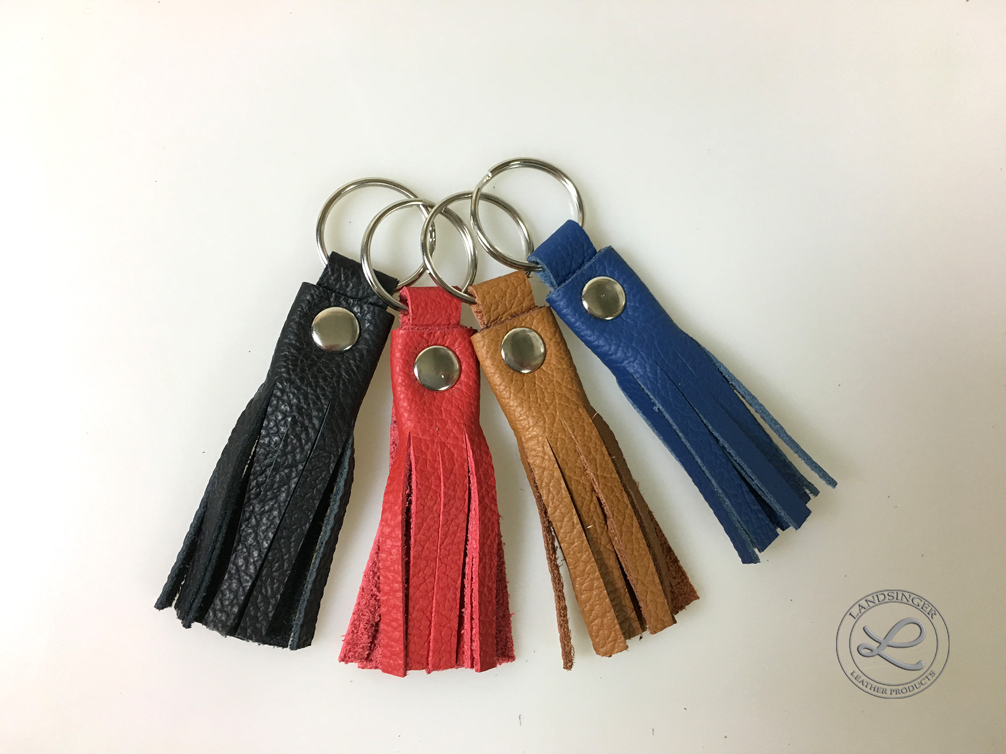 Kožený střapec červený "LAHTON" s kroužkem