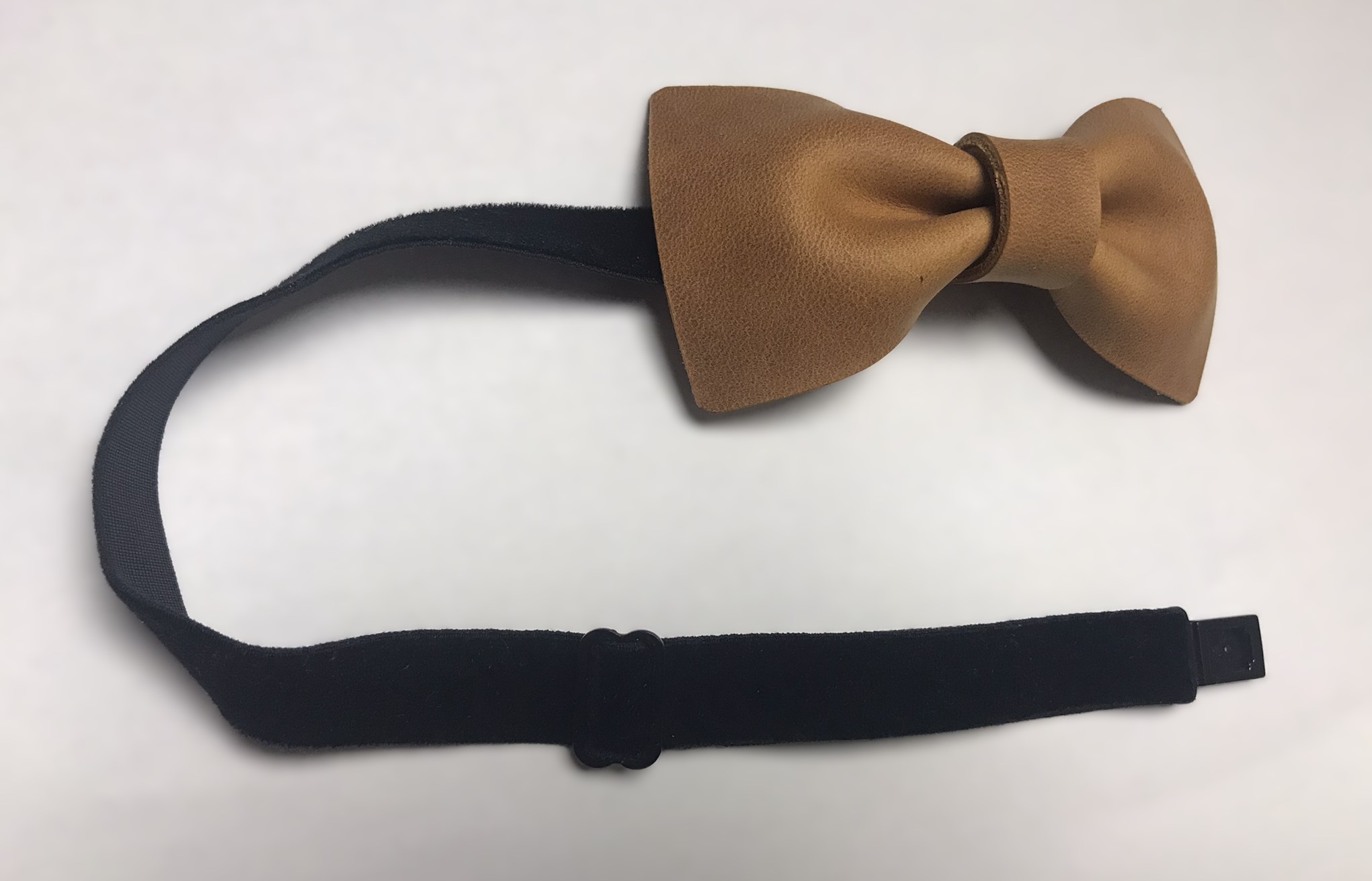 Kožený motýlek béžový