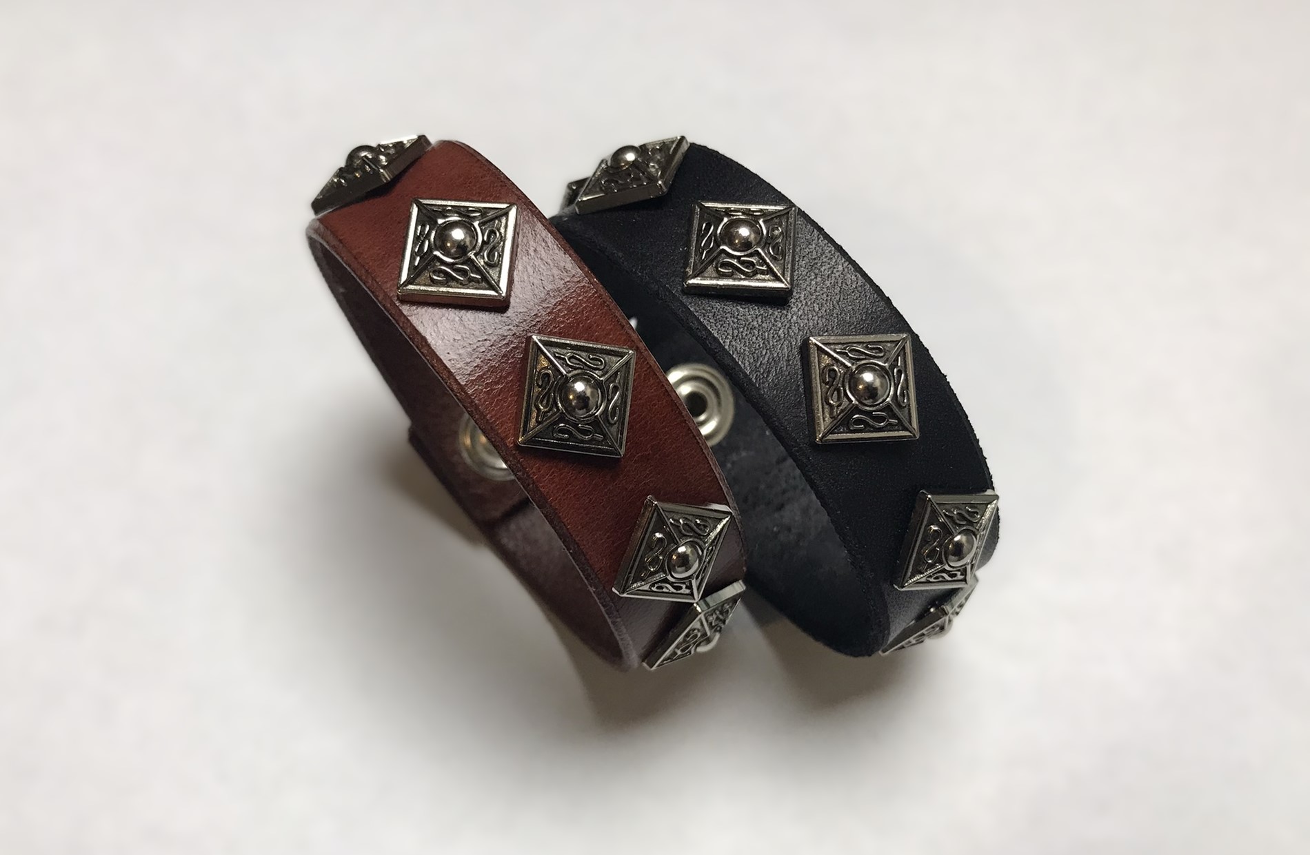 Kožený náramek - pyramida zdobená