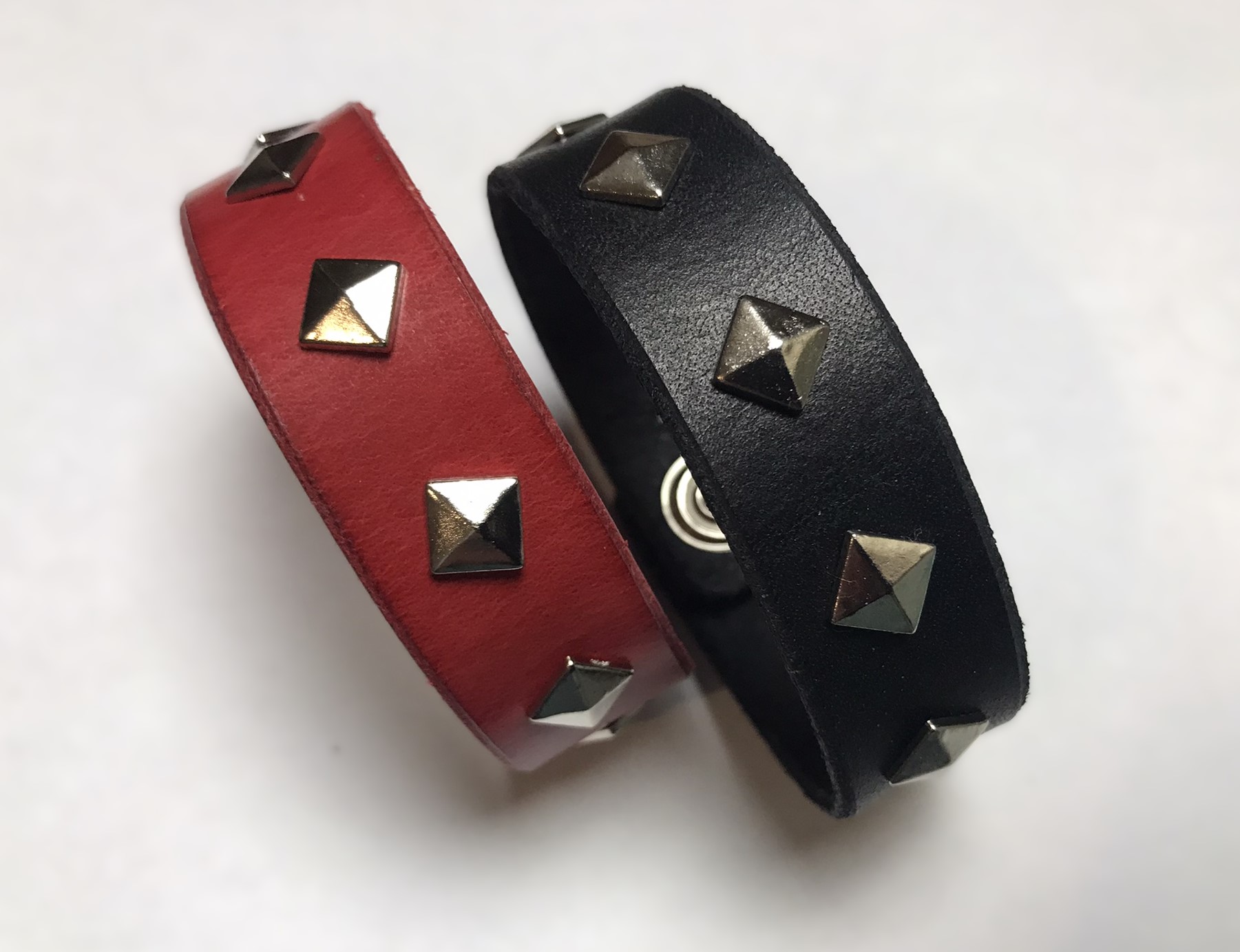 Kožený náramek malá pyramida 