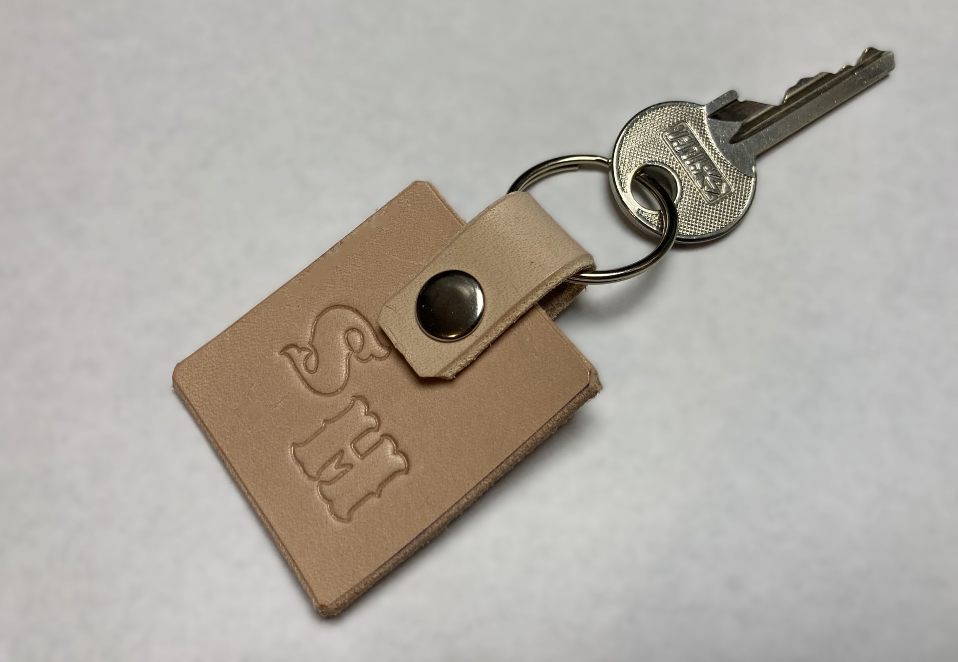 Kožená klíčenka s monogramem 
