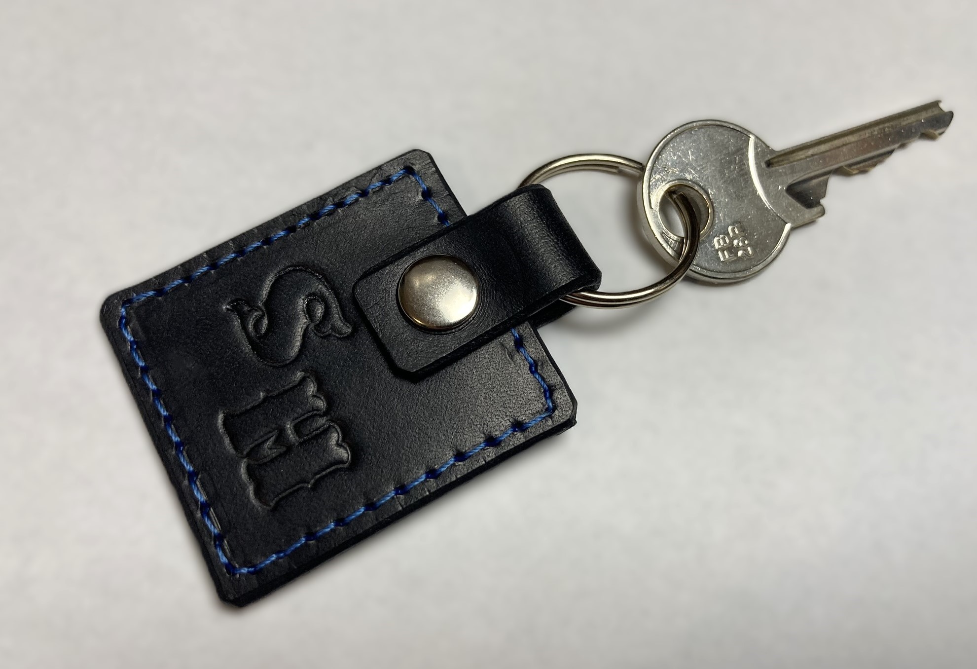 Kožená klíčenka s monogramem prošitá