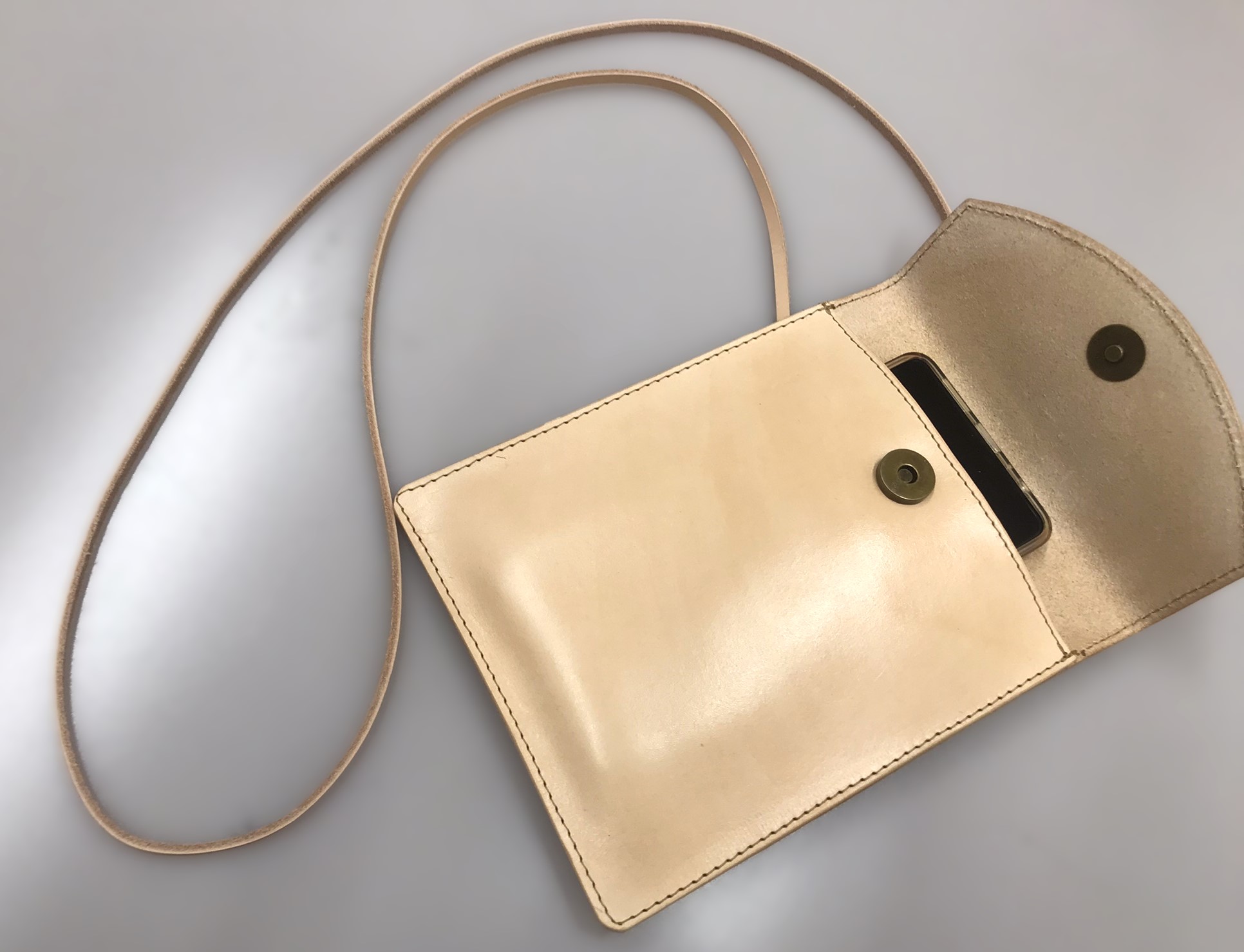 Kožené pouzdro na mobil