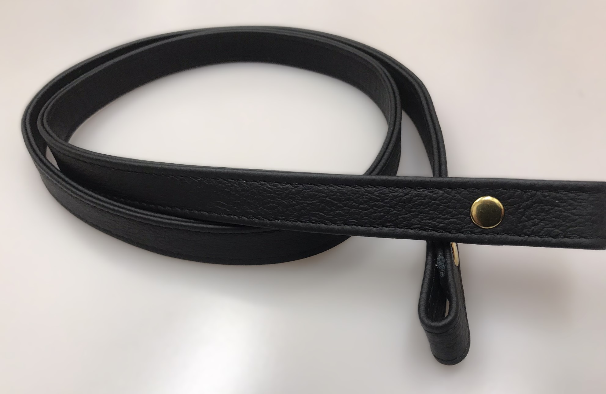 Kožený popruh černý "LAHTON" zakončený na šroubovací nýt