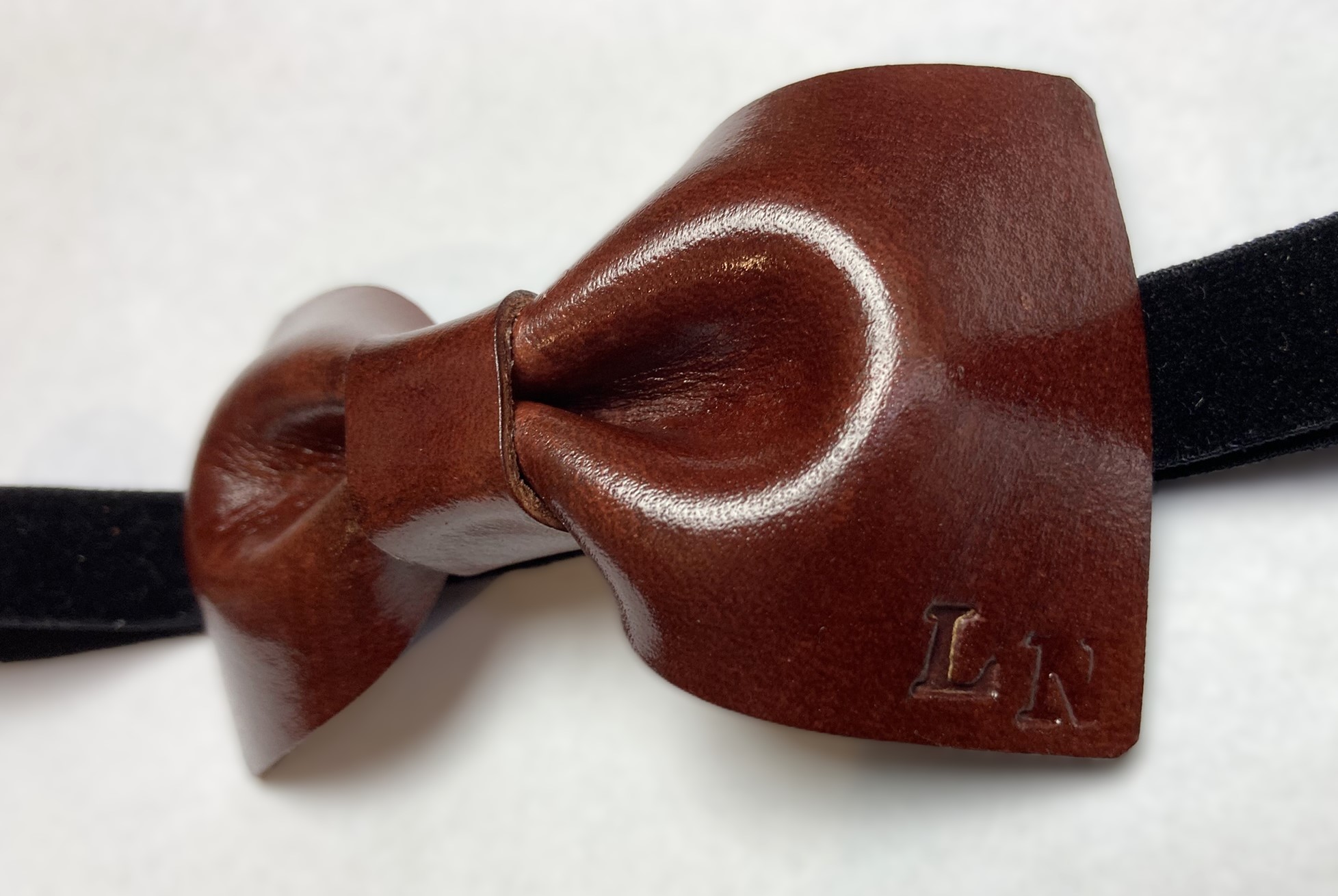 Kožený motýlek s monogramem - dle přání