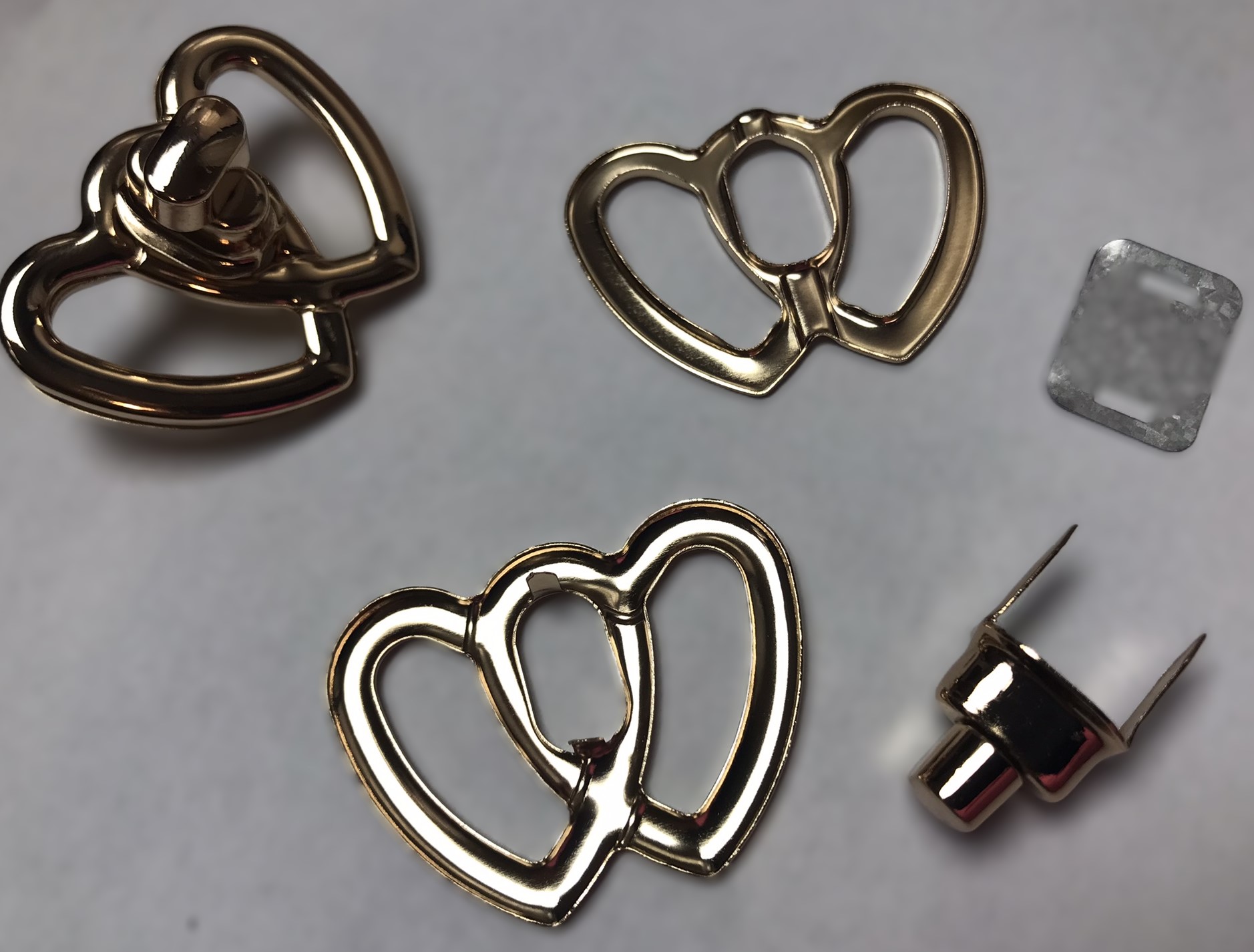 Zapínání na kabelku srdce 48x35 mm.