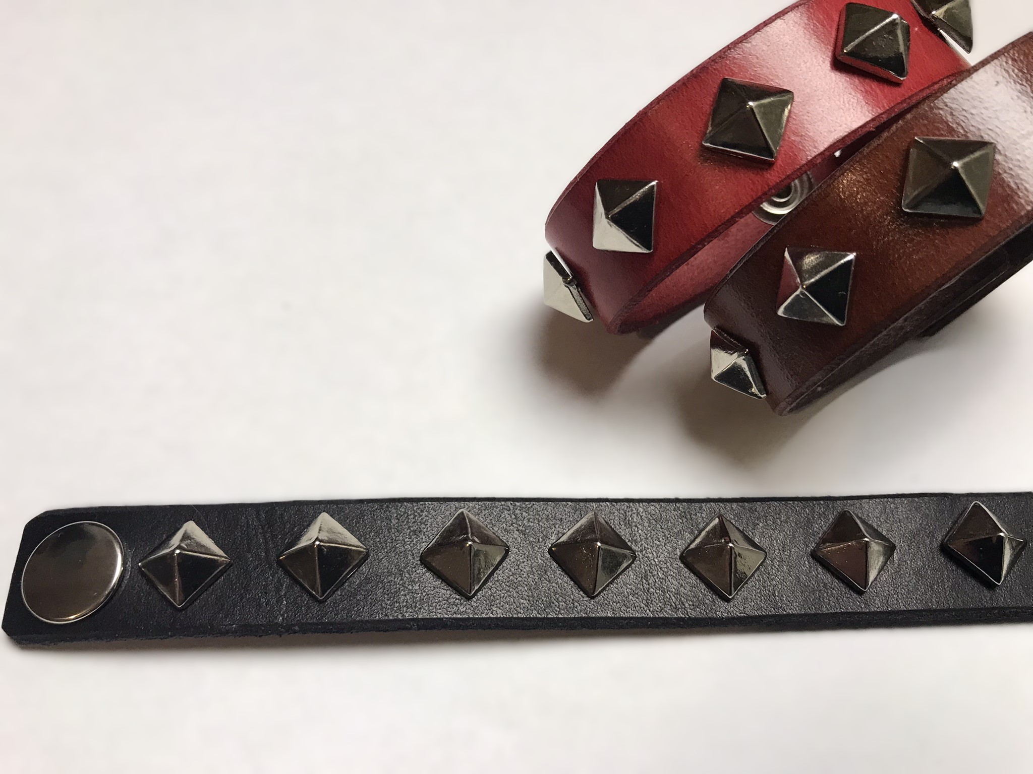 Kožený náramek - pyramida