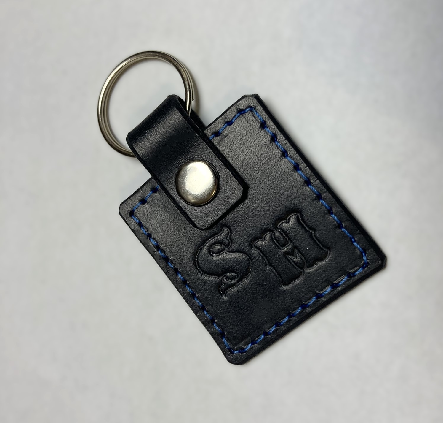 Kožená klíčenka s monogramem prošitá