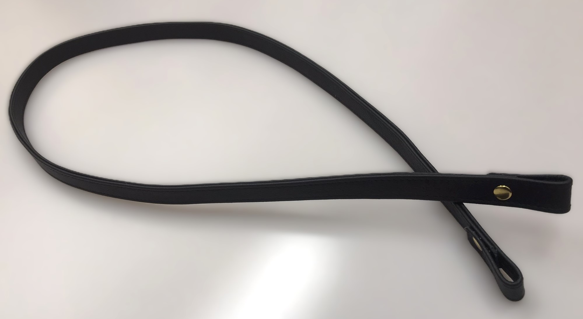 Kožený popruh černý "LAHTON" zakončený na šroubovací nýt