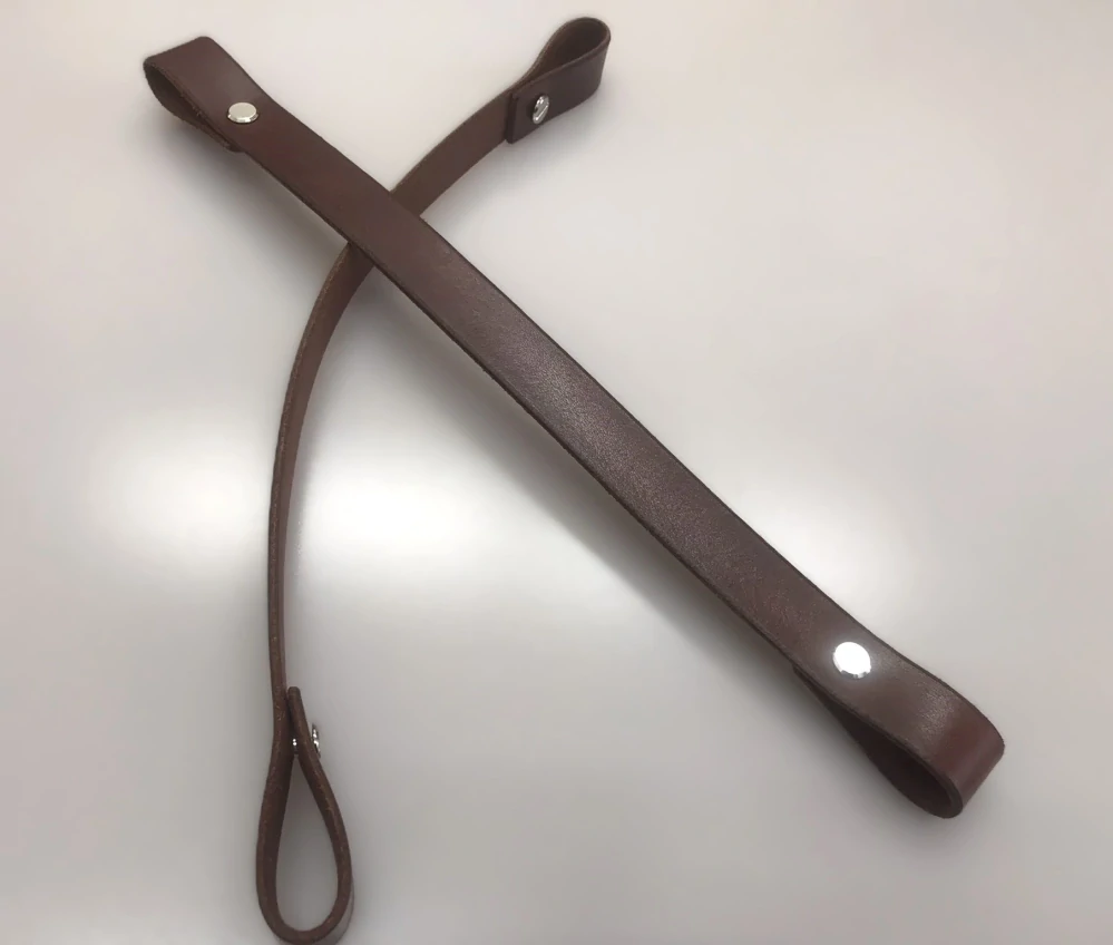 Kožená šroubovací ucha na kabelku - koňak