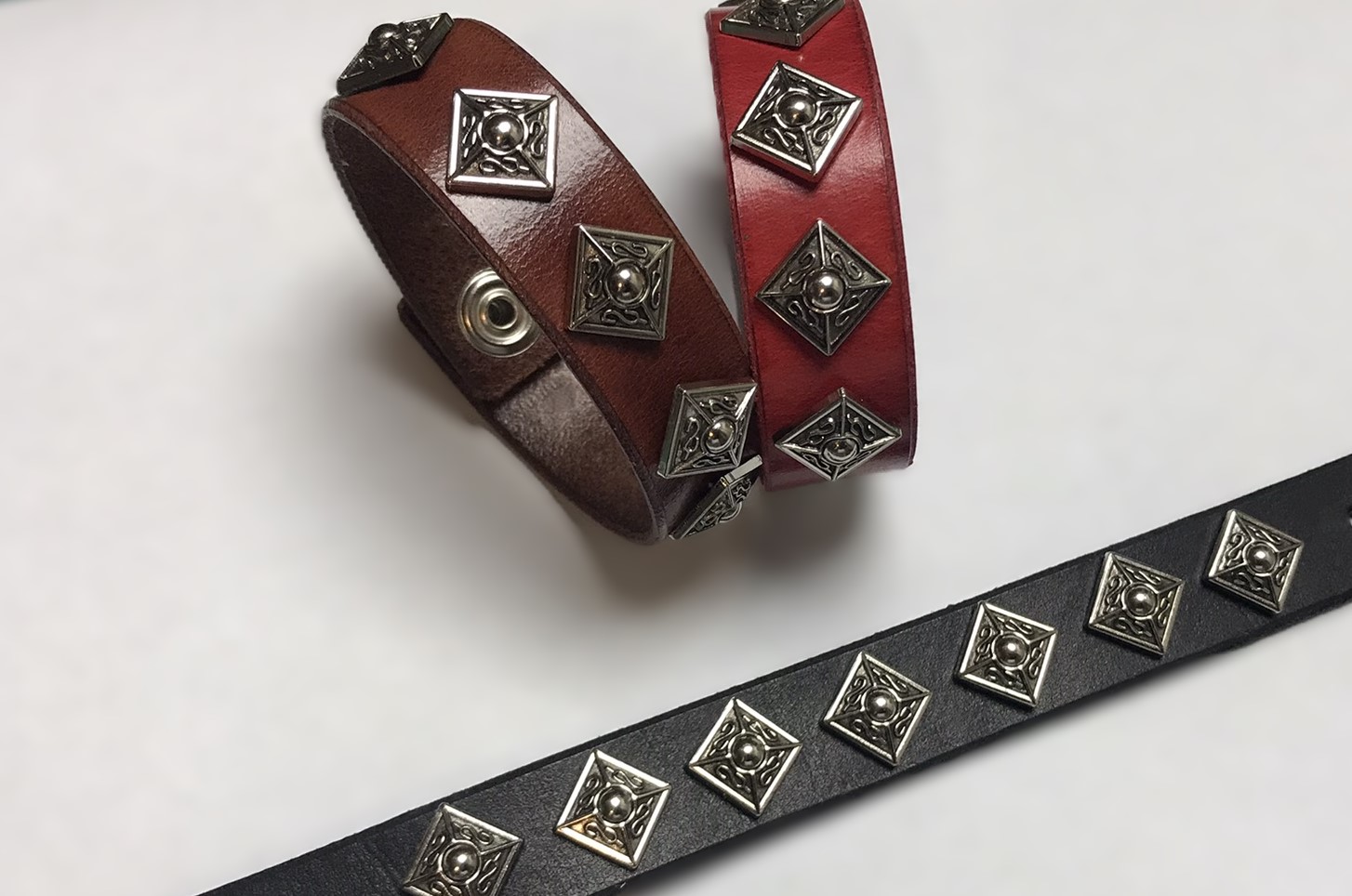 Kožený náramek - pyramida zdobená