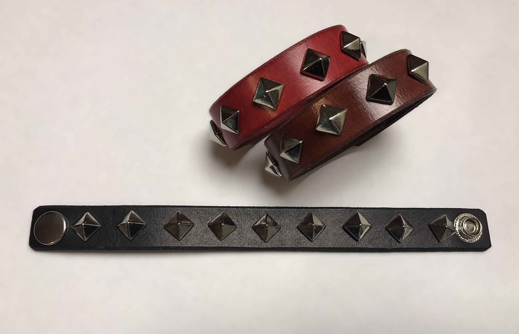 Kožený náramek - pyramida