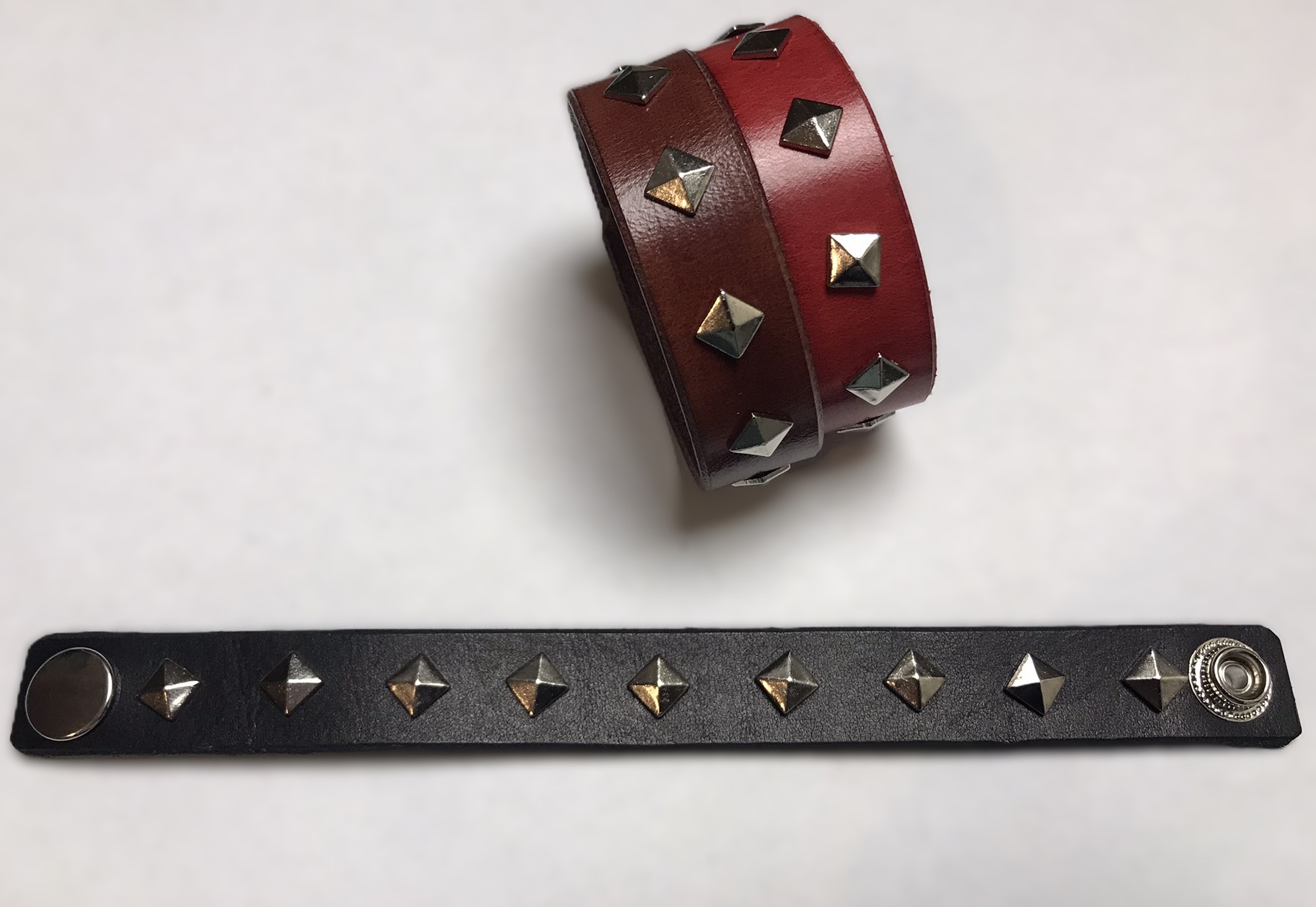 Kožený náramek malá pyramida 