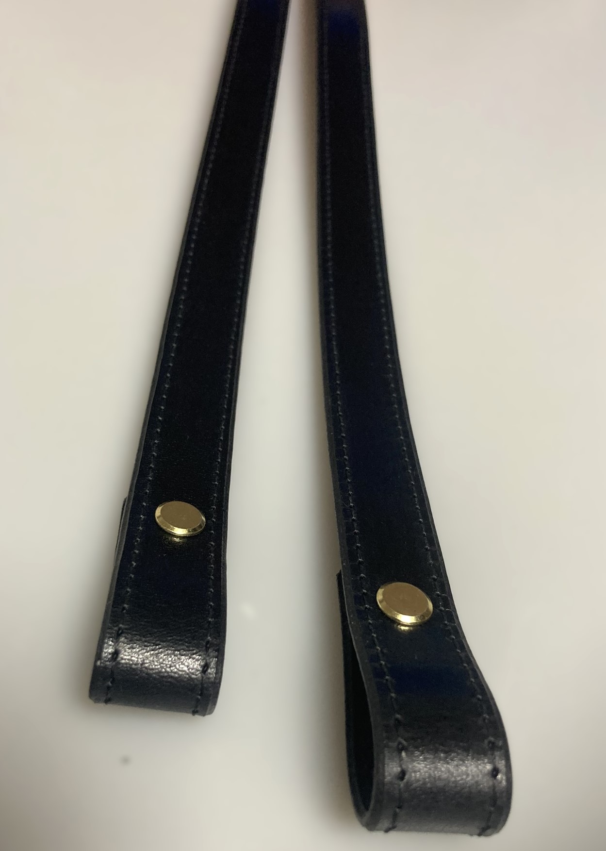 Kožená šroubovací ucha prošitá