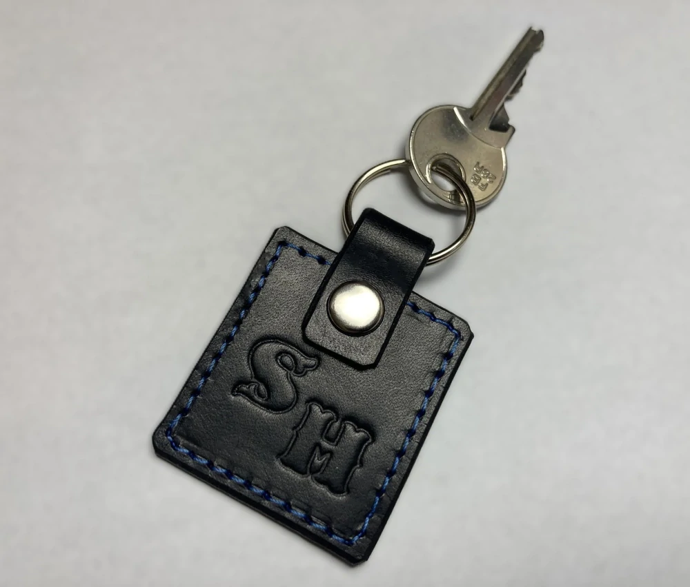 Kožená klíčenka s monogramem prošitá