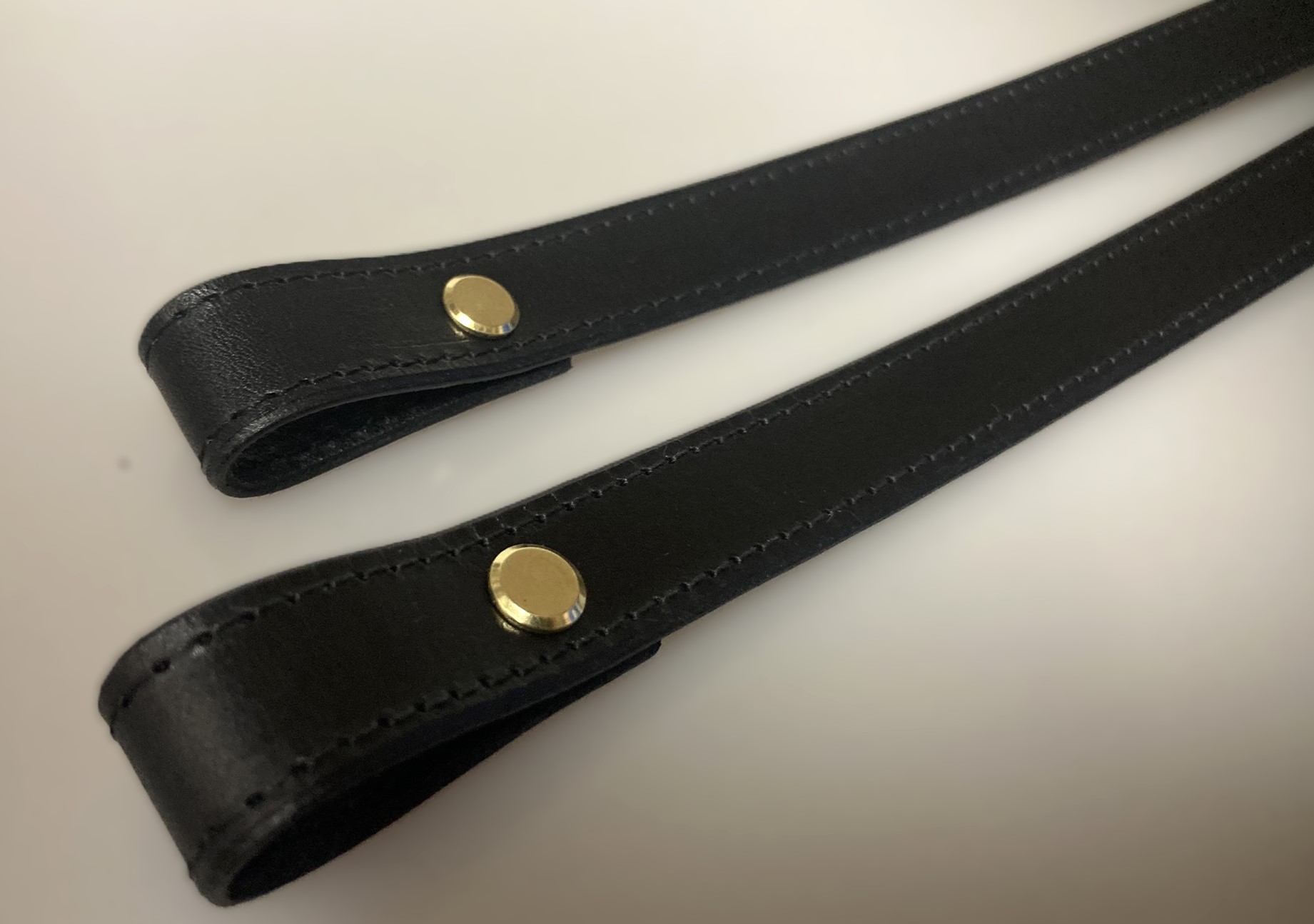 Kožená šroubovací ucha prošitá