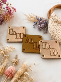 Kožený štítek pro váš monogram