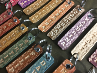 Kožený ZDOBENÝ přívěsek, klíčenka se jménem.