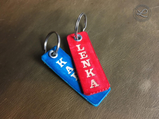 Kožený HLADKÝ přívěsek, klíčenka se jménem 