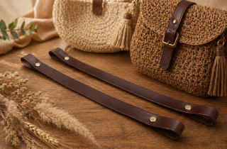 Kožená šroubovací ucha na kabelku - koňak