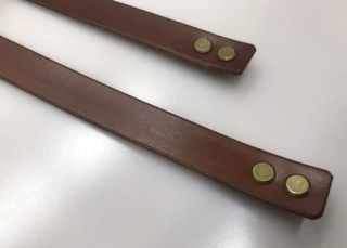 Kožená šroubovací ucha na 2 nýty - karamelová tmavá